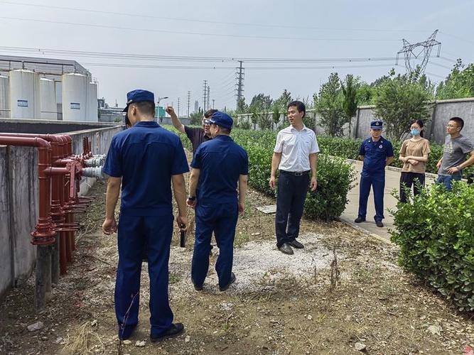 消防救援大队及刁镇化工产业园开展废弃危险化学品"起底式"检查